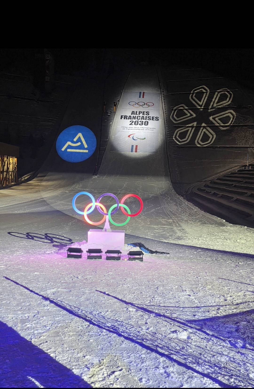 Mise en lumière des anneaux olympiques et des tremplins de Courchevel