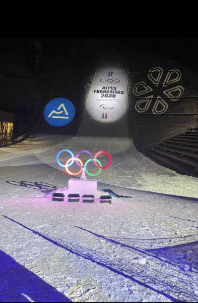 Mise en lumière des anneaux olympiques et des tremplins de Courchevel